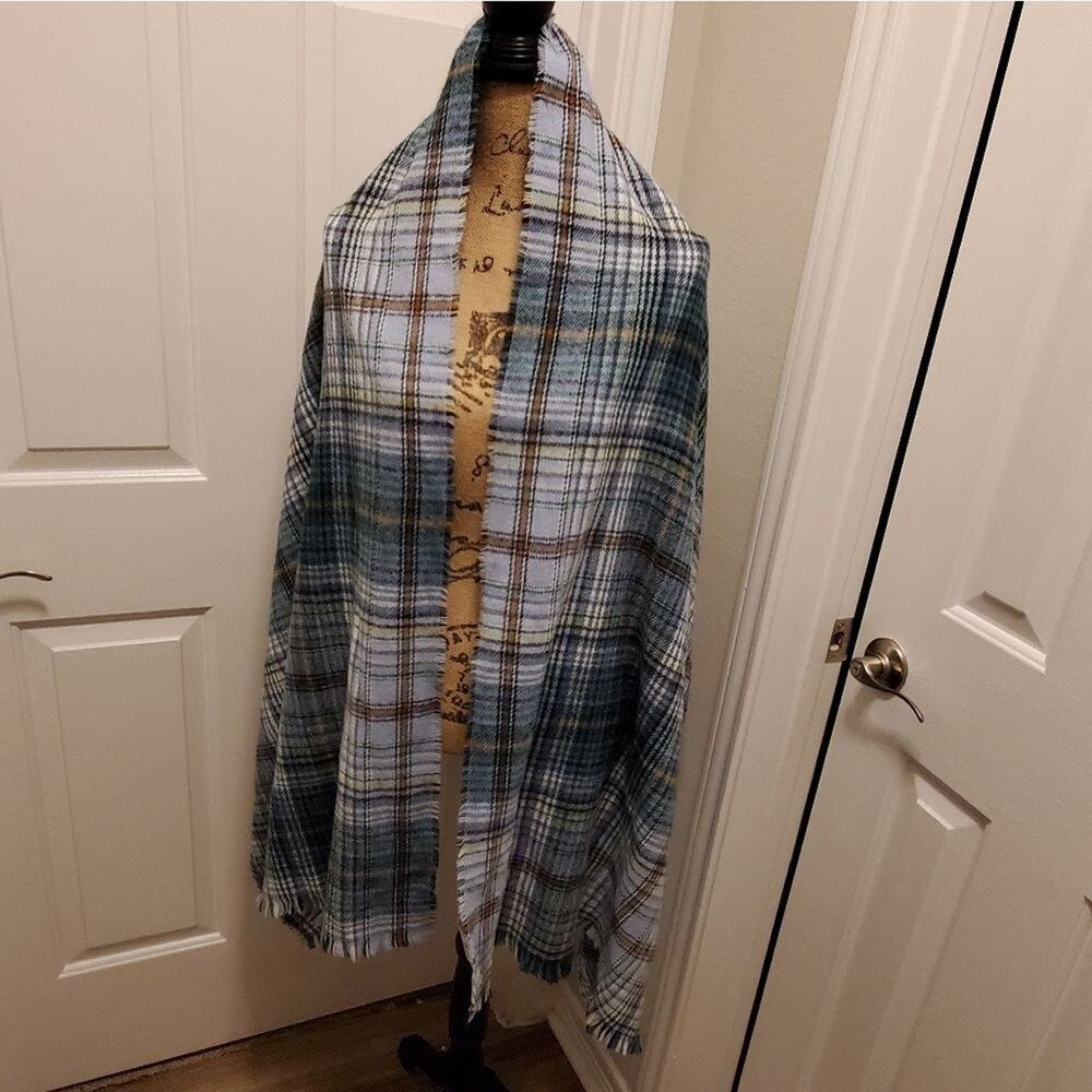 American Eagle Green White Warm comfy plaid fringed scarf wrap